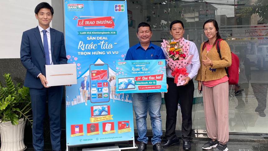 Khách hàng Dương Thái Sơn nhận Giải Đặc biệt Macbook Air 13, trị giá 33 triệu đồng tại Kienlongbank Lái Thiêu