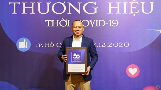 CEO Thế Giới Di Động - Ông Đoàn Văn Hiểu Em đại diện công ty nhận giải thưởng Top 50 Thương hiệu dẫn đầu năm 2020.