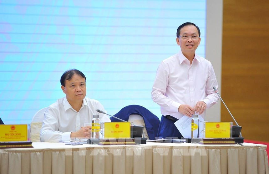 Phó Thống đốc Đào Minh Tú trả lời tại họp báo (Ảnh: TTXVN)