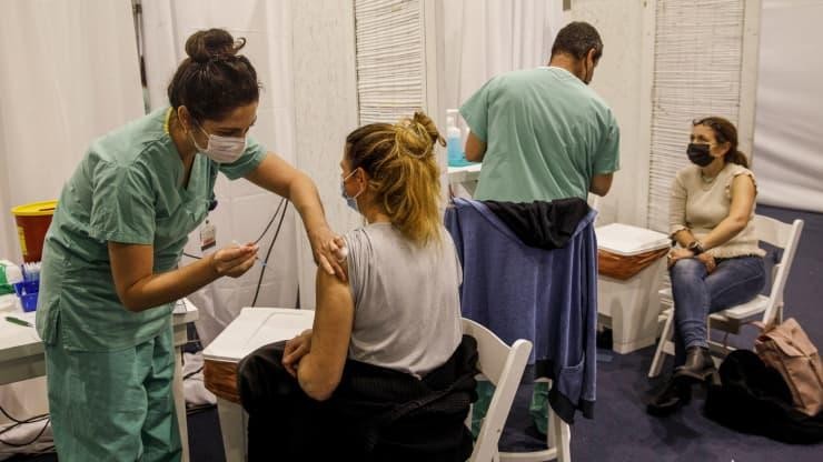 Israel là quốc gia đi đầu trong việc tiêm vắc-xin Covid-19 cho người dân