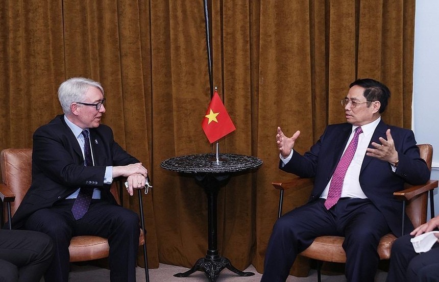Thủ tướng Chính phủ Phạm Minh Chính trao đổi với lãnh đạo Rolls-Royce tại cuộc gặp song phương