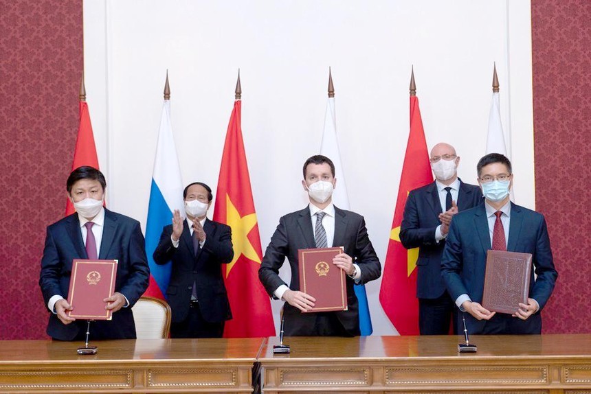 VABIOTECH, SOVICO trao văn kiện thỏa thuận hợp tác với RDIF sản xuất vắc-xin Sputnik tại Việt Nam