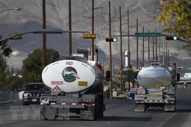 Xe chở xăng dầu gần nhà máy lọc dầu ở El Paso, Texas, Mỹ.