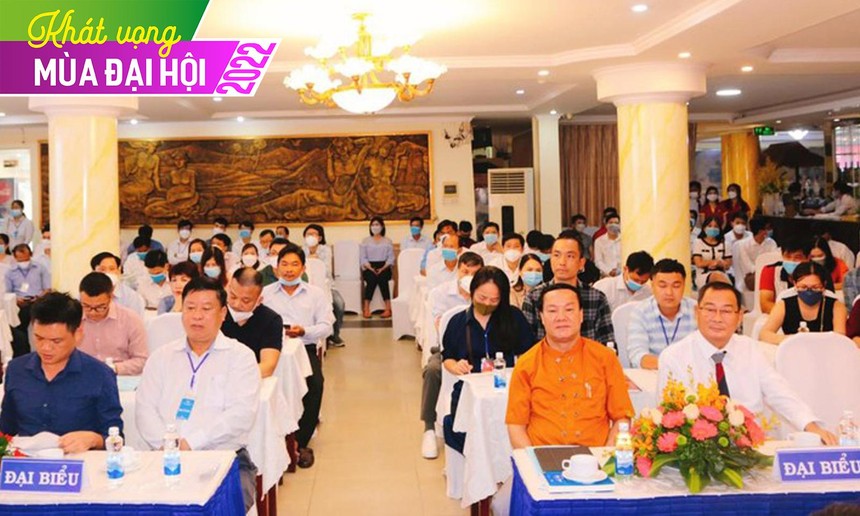Nhiều cổ đông trực tiếp tham dự Đại hội IDI. Vợ chồng anh Trung (áo kẻ, hàng thứ hai bên phải)
