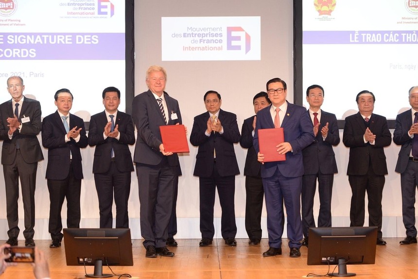 Ông Trần Hoài Nam - Phó tổng giám đốc HDBank - và ông Andreas Zeisler - Giám đốc Đầu tư định chế tài chính toàn cầu DEG (Đức) ký thỏa thuận 300 triệu USD tăng cường phát triển bền vững.