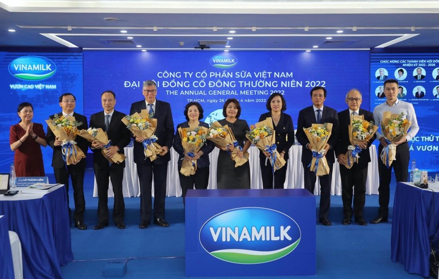 Ông Nguyễn Hạnh Phúc (từ 3 từ phải qua) thay bà Lê Thị Băng Tâm (ngoài cùng bên trái) làm Chủ tịch HĐQT Vinamilk