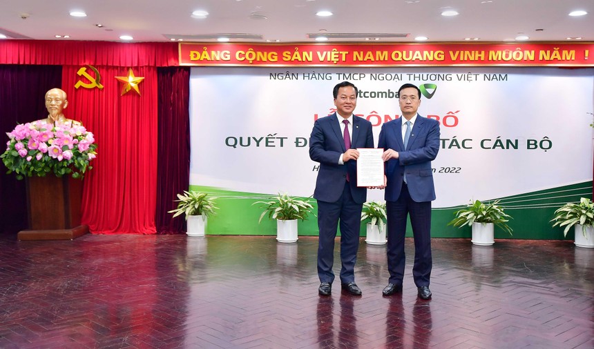 Ông Phạm Quang Dũng, Chủ tịch HĐQT Vietcombank (bên phải) trao quyết định bổ nhiệm cho ông Nguyễn Việt Cường, tân Phó tổng giám đốc Vietcombank