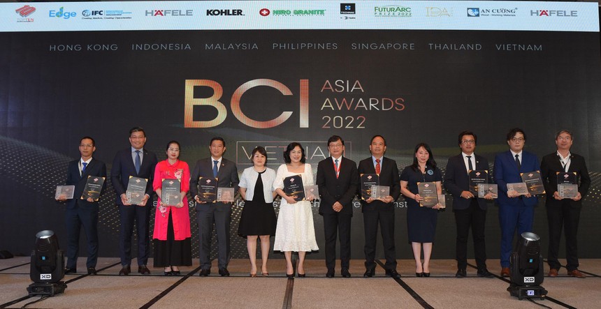 Bà Nguyễn Thị Hạnh - Tổng giám đốc Flamingo Group (thứ 3 từ trái qua) cùng đại diện các đơn vị thắng giải trên sân khấu BCI Asia Awards 2022