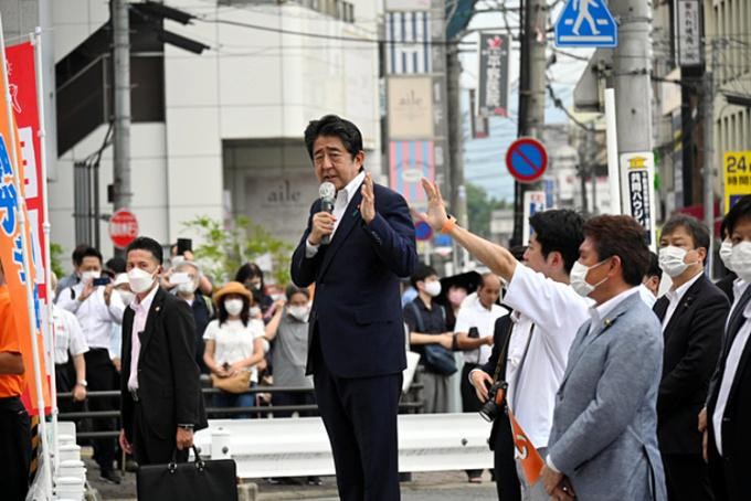 Ông Abe phát biểu trước đám đông ngay trước khi bị tấn công. Ảnh: Asahi.