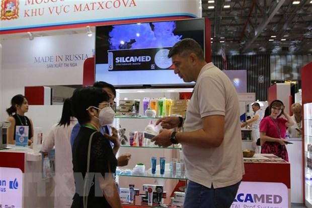 Doanh nghiệp Nga giới thiệu sản phẩm tới người tiêu dùng Việt Nam tại Triển lãm Vietbeauty & Cosmobeauté Vietnam 2022. (Ảnh: Xuân Anh/TTXVN)