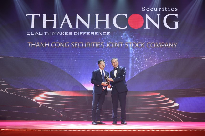 Ông Nguyễn Đức Hiếu - Tổng giám đốc Công ty Chứng khoán Thành Công (trái) đại diện nhận giải thưởng "Doanh nghiệp tăng trưởng nhanh".
