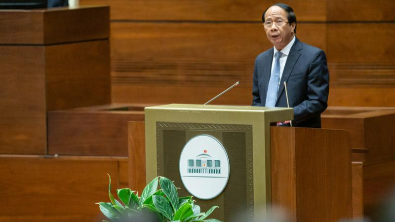 Phó thủ tướng Lê Văn Thành trình bày tờ trình Dự án Luật Đất đai.