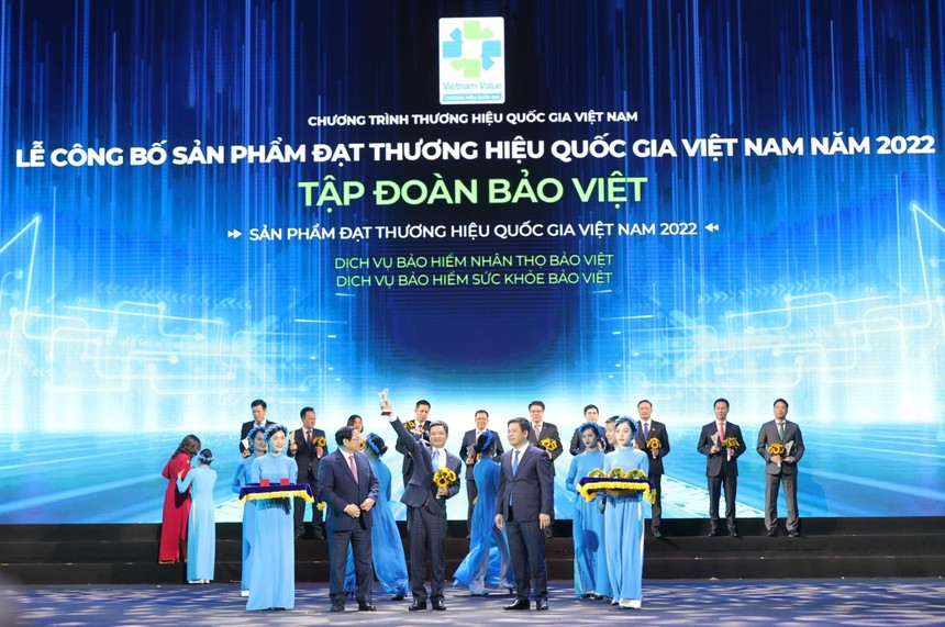 Thủ tướng Chính phủ trao biểu trưng Thương hiệu quốc gia Việt Nam 2022 cho sản phẩm bảo hiểm nhân thọ Bảo Việt và sản phẩm bảo hiểm sức khỏe Bảo Việt.