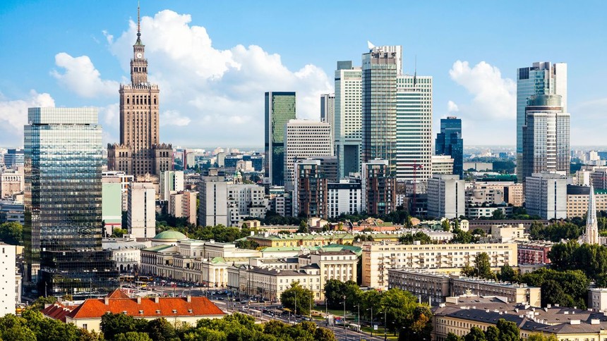 Tại Warsaw, thủ đô của Ba Lan, đang trải qua thời tiết giống như một ngày hè. Ảnh: CNN