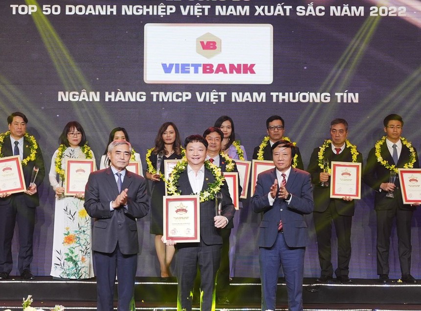 Ông Nguyễn Tiến Sỹ - Phó tổng giám đốc, đại diện VietBank nhận danh hiệu Top 50 Doanh nghiệp xuất sắc nhất Việt Nam 2022