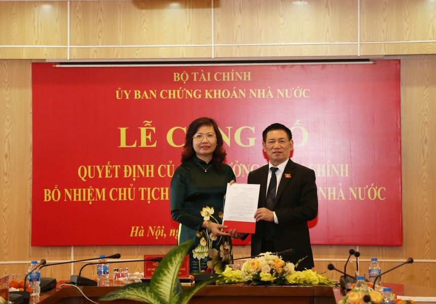 Bộ trưởng Bộ Tài chính Hồ Đức Phớc trao quyết định bổ nhiệm Chủ tịch Ủy ban Chứng khoán Nhà nước đối với bà Vũ Thị Chân Phương.