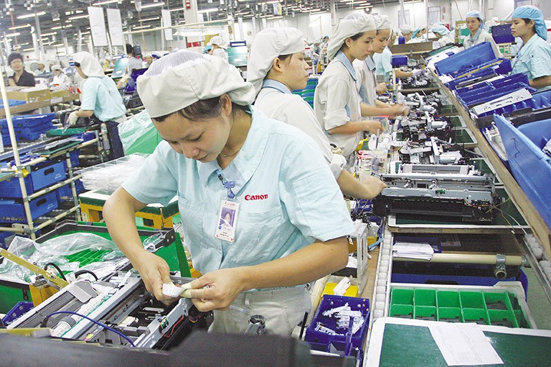 Khi thuế tối thiểu toàn cầu được áp dụng, Việt Nam cần nghiên cứu cơ chế ưu đãi đầu tư bổ sung để thu hút đầu tư nước ngoài. Trong ảnh: Công nhân làm việc trong Nhà máy Canon tại Việt Nam. Ảnh: Đ.T