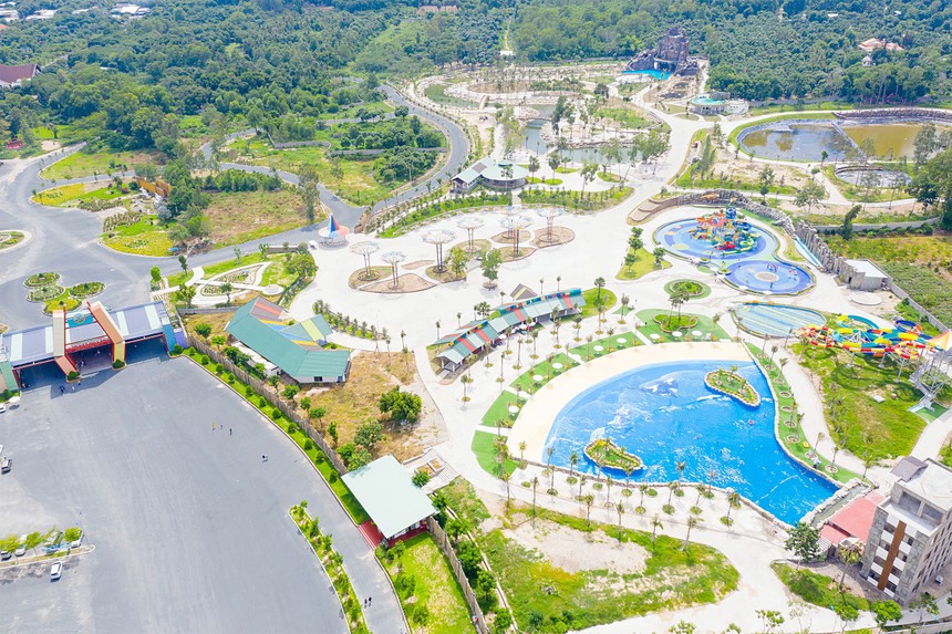 Thanh Long Water Park nhất cận lân - nhì cận thân với Cáp treo núi Cấm đã tạo thành 1 tổ hợp du lịch nghỉ dưỡng rất đặc biệt của du lịch Việt.