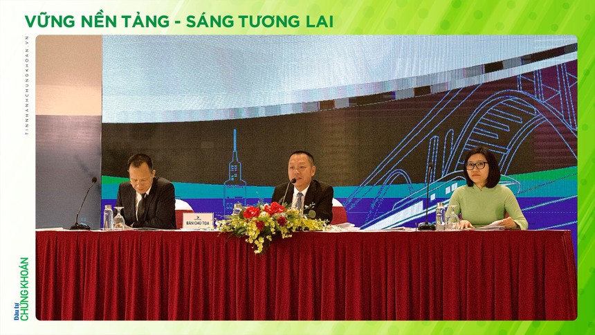 Ông Lương Minh Tuấn, Chủ tịch HĐQT Công ty trả lời câu hỏi của cổ đông
