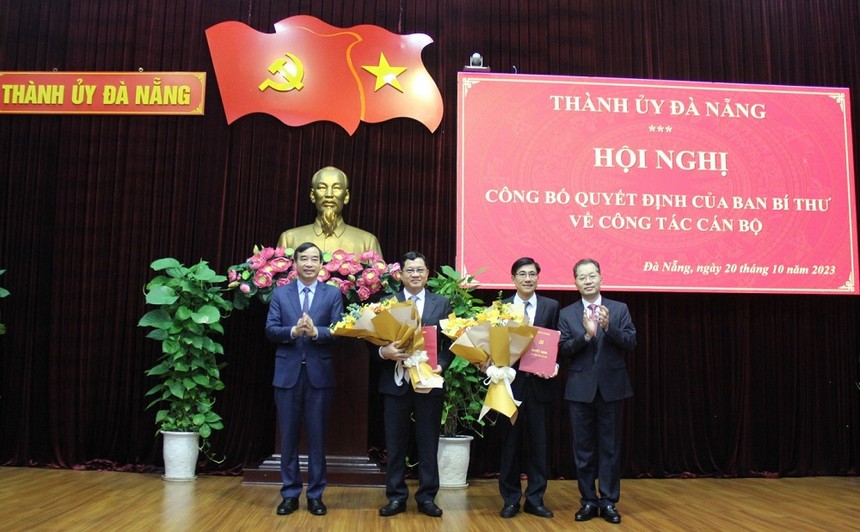 Lãnh đạo thành phố Đà Nẵng trao quyết định, tặng hoa chúc mừng cho ông Trần Phước Sơn và ông Trần Thắng Lợi.