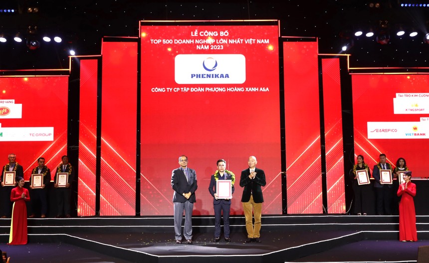 Đại diện Tập đoàn Phenikaa nhận chứng nhận Top 500 Doanh nghiệp lớn nhất Việt Nam