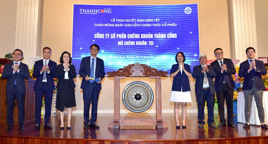 Ông Nguyễn Khánh Linh, Chủ tịch HĐQT Chứng khoán Thành Công thực hiện nghi lễ đánh chiêng chào mừng ngày giao dịch chính thức cổ phiếu TCI trên sàn HoSE.