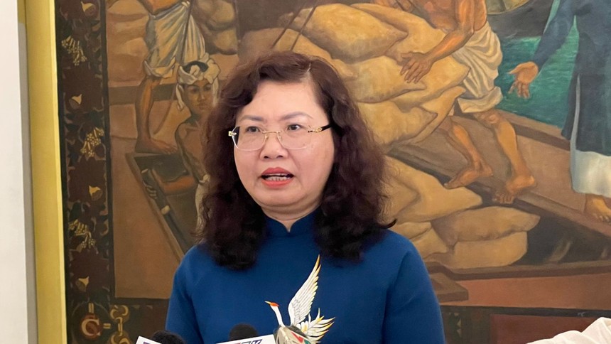 Bà Vũ Thị Chân Phương, Chủ tịch UBCK trả lời báo chí bên lề Lễ Đánh cồng Khai trương giao dịch đầu Xuân Giáp Thìn 2024