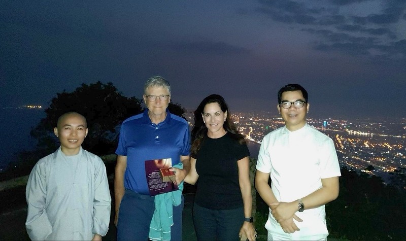 Tỷ phú Bill Gates và bạn gái Paula Hurd trong buổi thưởng trà trên đỉnh núi Bàn Cờ, Đà Nẵng cùng nghệ nhân Hoàng Anh Sướng (phải) và sư cô. (Ảnh: Hoàng Anh Sướng)