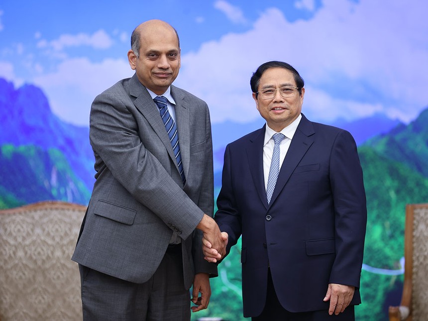 Thủ tướng Phạm Minh Chính và ông Karthik Rammohan, Phó Chủ tịch cấp cao Tập đoàn Lam Research (Hoa Kỳ). (Ảnh: Nhật Bắc)