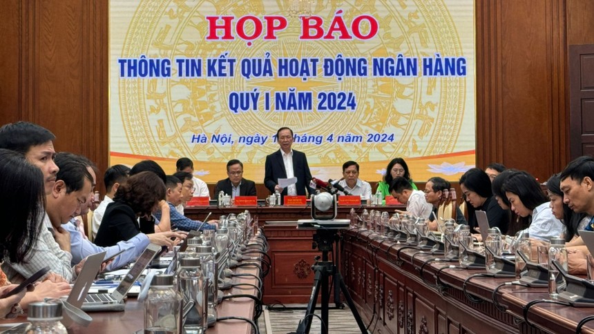 Ông Đào Minh Tú, Phó Thống đốc NHNN phát biểu tại buổi họp báo 