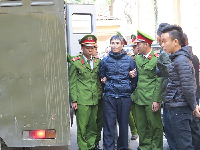 Bị cáo Giang Kim Đạt bị dẫn giải ra tòa