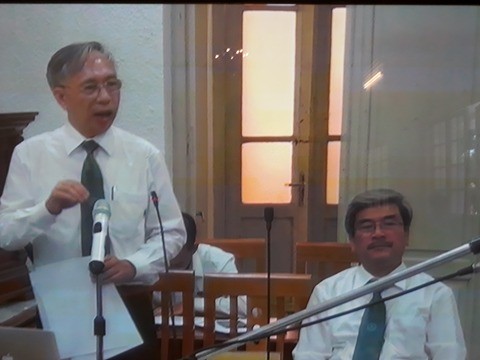 Luật sư Hoàng Huy Được tranh luận tại tòa.