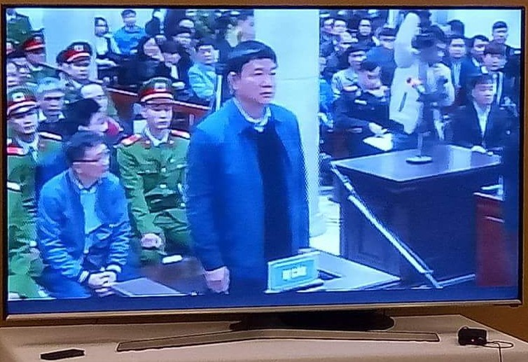 Các bị cáo tại tòa (ảnh chụp qua màn hình)