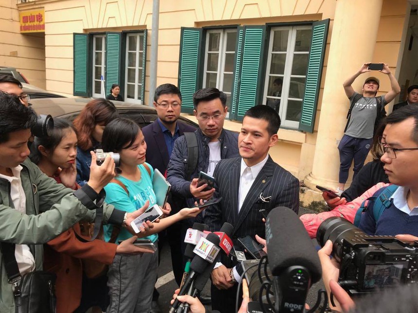 Đạo diễn Nguyễn Việt Tú trả lời sau khi kết thúc phiên tòa.