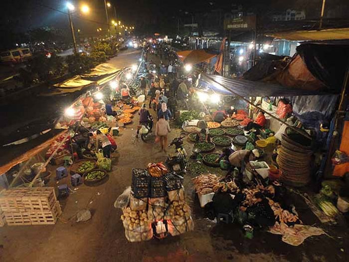 Chợ Long Biên là một trong những chợ đầu mối tấp nập tại Hà Nội (Ảnh Internet)