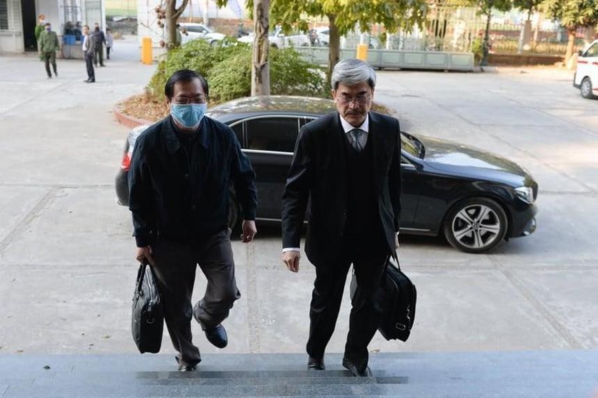 Ông Vũ Huy Hoàng (bên trái) và luật sư đến tòa ngày 18/1/2021.