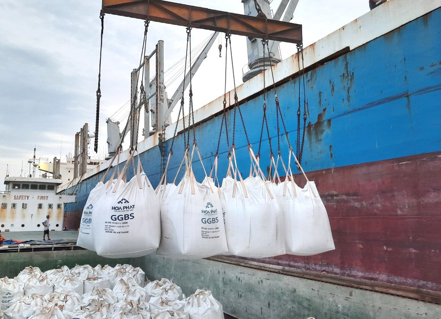 Hòa Phát (HPG) lần đầu xuất khẩu xỉ hạt lò cao nghiền mịn S95