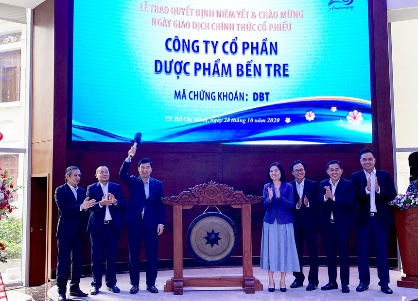 Ông Vũ Quang Đông, Phó chủ tịch HĐQT DBT đánh cồng khai trương phiên giao dịch mới tại HOSE
