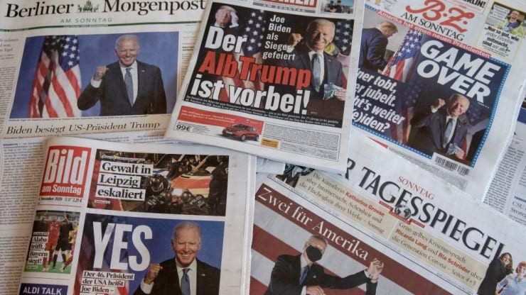 Các trang nhất của tờ báo Đức hiển thị các tiêu đề của các tờ báo Chủ nhật (8/11) sau khi các hãng tin tức về Joe Biden là người chiến thắng trong cuộc bầu cử tổng thống Mỹ tại Berlin, Đức. Ảnh: Maja Hitij