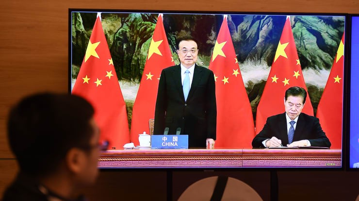 Thủ tướng Trung Quốc Lý Khắc Cường và Bộ trưởng Thương mại Trung Quốc Chung San trong buổi lễ ký kết Hiệp định Đối tác Kinh tế Toàn diện Khu vực (RCEP) tại hội nghị cấp cao ASEAN được tổ chức trực tuyến vào ngày 15/11/2020. Nguồn: AFP