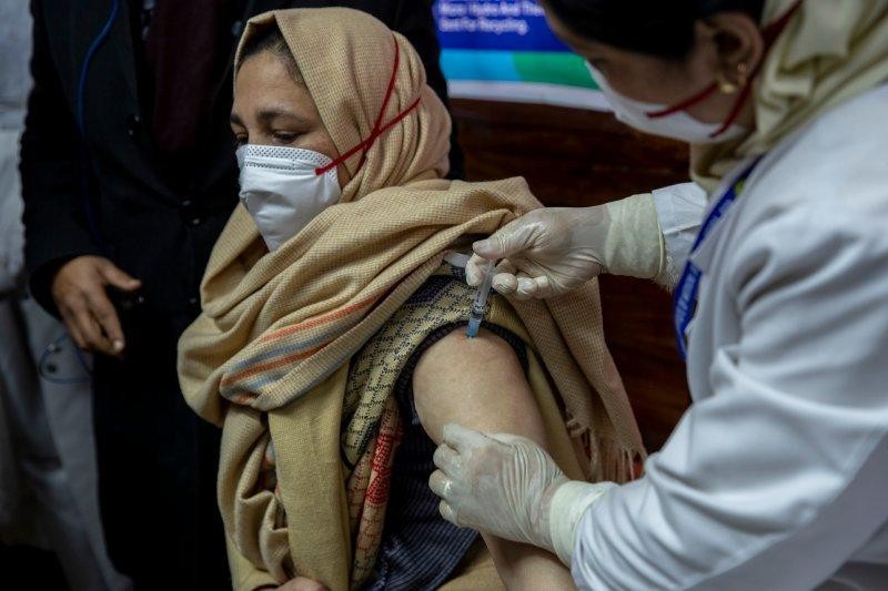  Một nhân viên bệnh viện được tiêm vắc xin Covid-19 tại Bệnh viện chính phủ Ấn Độ ở Srinagar, Kashmir vào ngày 16/1/2021. Nguồn: AP