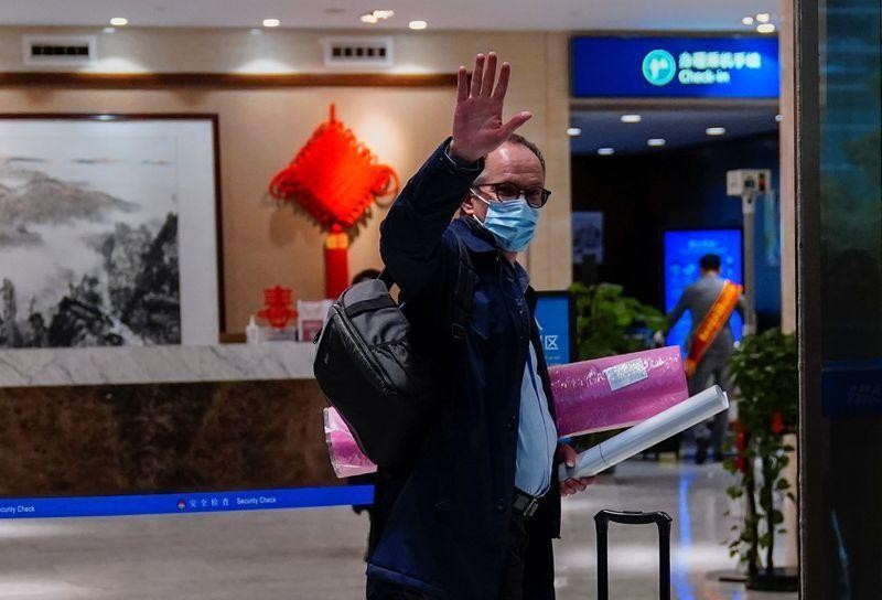 Peter Ben Embarek, một thành viên của Tổ chức Y tế Thế giới (WHO) được giao nhiệm vụ điều tra nguồn gốc của Covid-19 vẫy tay chào khi ông đến sân bay để rời Vũ Hán, Trung Quốc vào ngày 10/2/2021. Nguồn: Reuters