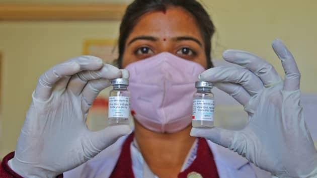Một bác sĩ cầm các lọ vắc xin Covid-19 Covaxin trong đợt tiêm chủng trên toàn quốc ở Jaipur, Rajasthan, Ấn Độ, Thứ Bảy ngày 6/2/2021. Ảnh: Getty Images