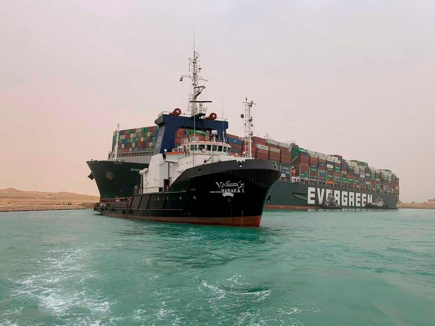 Hình ảnh con tàu container mắc kẹt ở kênh đào Suez. Nguồn: Suez Canal Authority