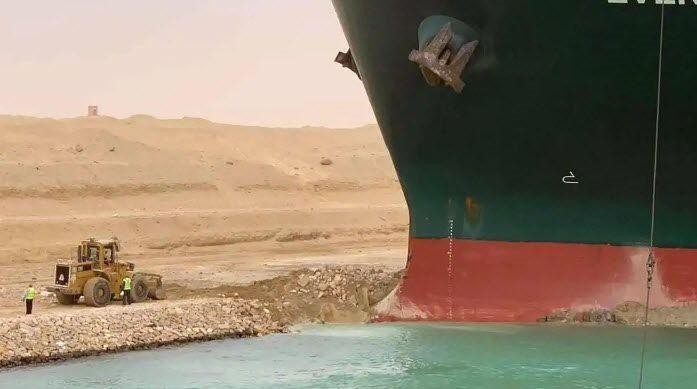 Mũi tàu container Ever Given mắc cạn ở kênh đào Suez ngày 23/3