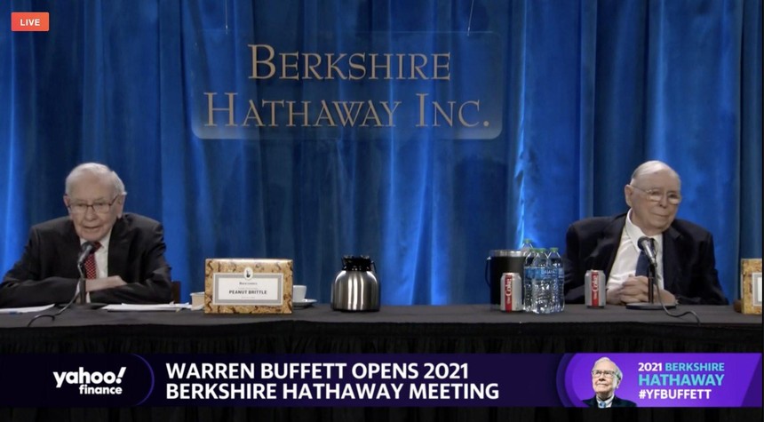Warren Buffett và Charlie Munger tại cuộc họp thường niên của Berkshire Hathaway ở Los Angeles, California ngày 1/5/2021