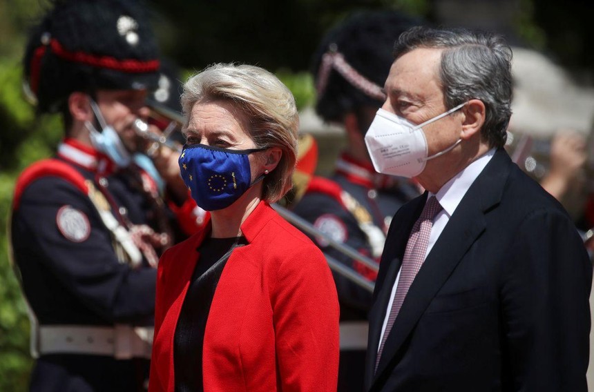 Chủ tịch Ủy ban châu Âu Ursula von der Leyen và Thủ tướng Ý Mario Draghi đến dự hội nghị thượng đỉnh G20 trực tuyến về cuộc khủng hoảng sức khỏe toàn cầu, tại Villa Pamphilj ở Rome, Ý, ngày 21/5/2021