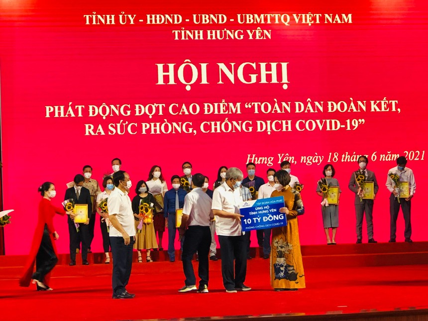 Ông Hoàng Quang Việt. Thành viên HĐQT Hòa Phát đại diện công ty trao ủng hộ cho tỉnh Hưng Yên