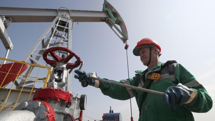 OPEC+ tiếp tục tăng sản lượng vào tháng 2 ngay cả khi số ca nhiễm biến thể Omicron Covid tăng cao