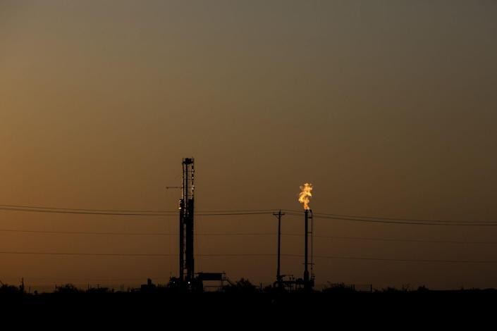 Giá dầu 200 USD/thùng, các tập đoàn dầu đá phiến khổng lồ cũng sẽ không bơm thêm dầu